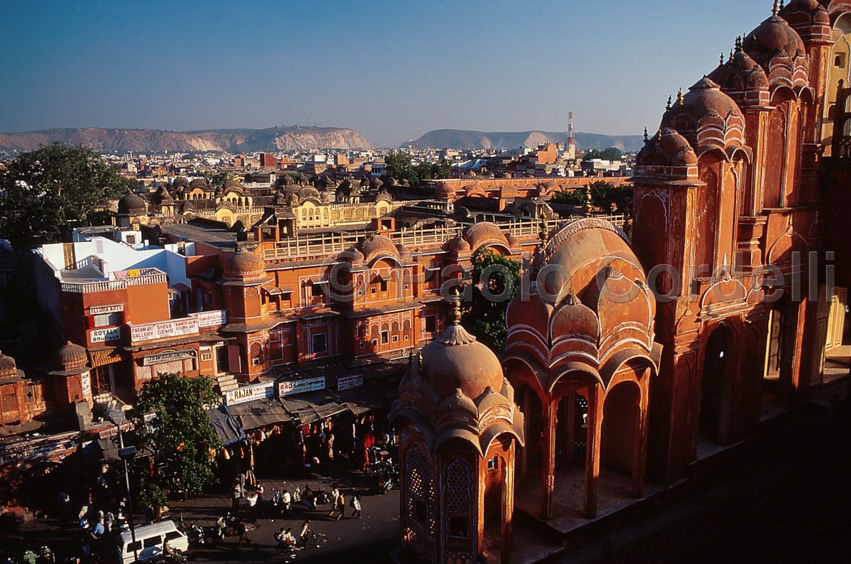 Street from Place of the Winds (Hawa Mahal), Jaipur, Rajasthan, India
 (cod:India 26)